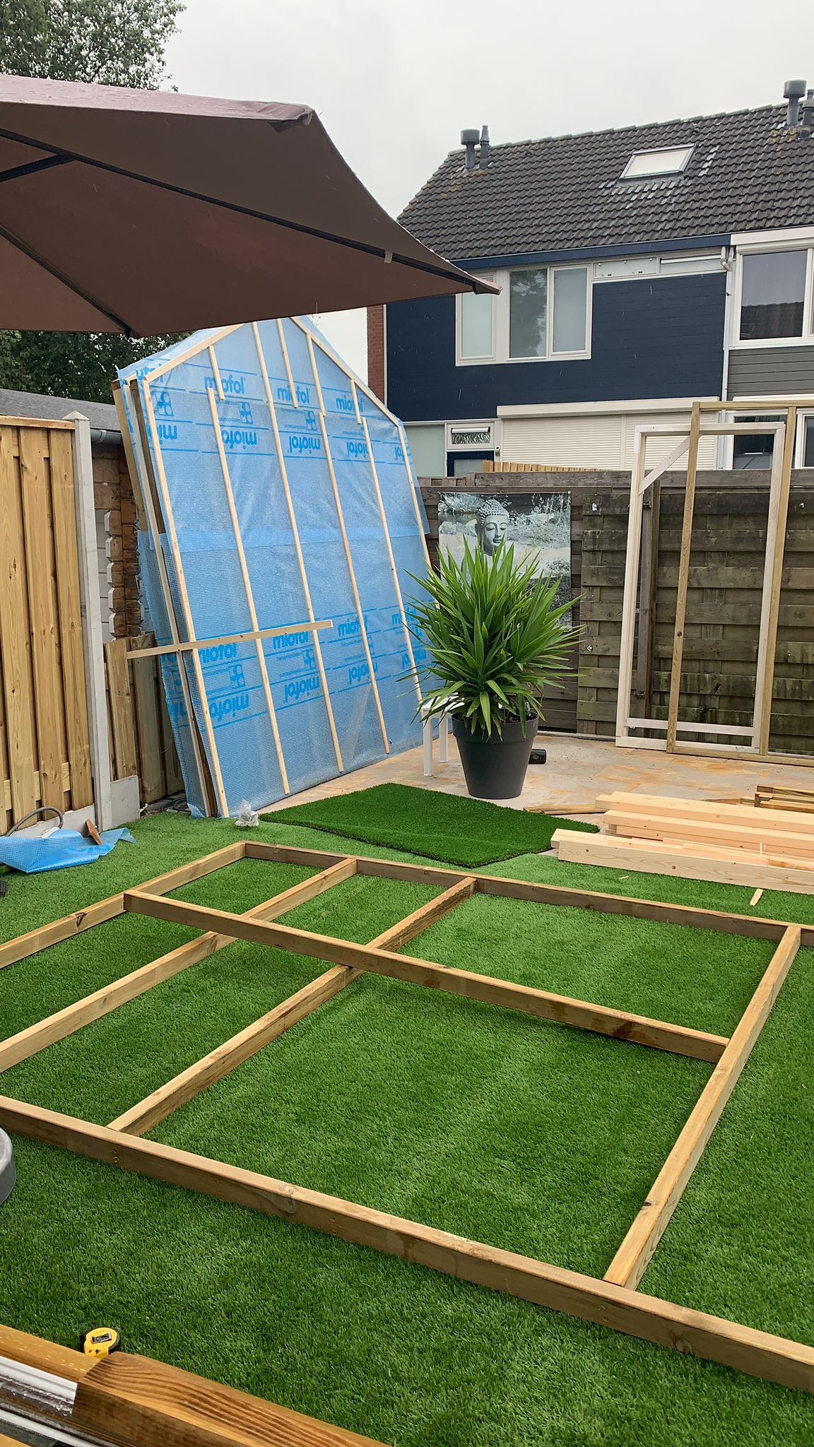 Beginfase — vloerframe op kunstgras voor opbouw