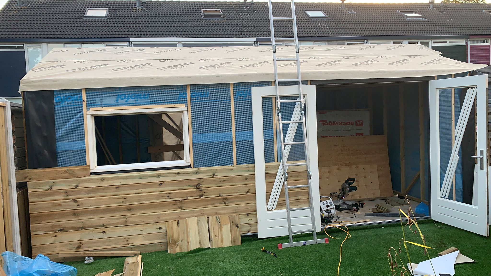 Beginfase — vloerframe en wandpanelen in aanbouw