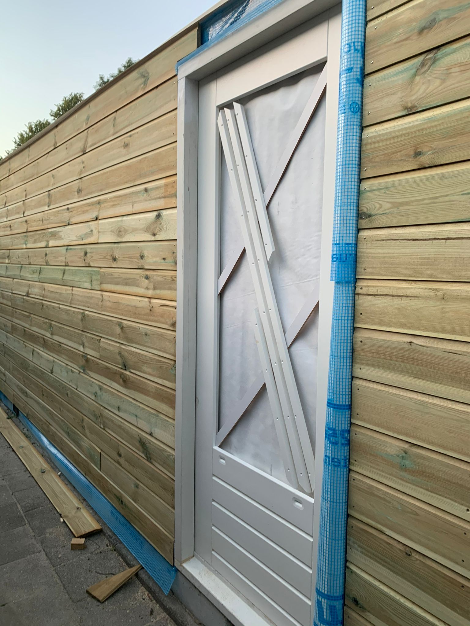 Bouwfase — deurkozijn detail buitengevel