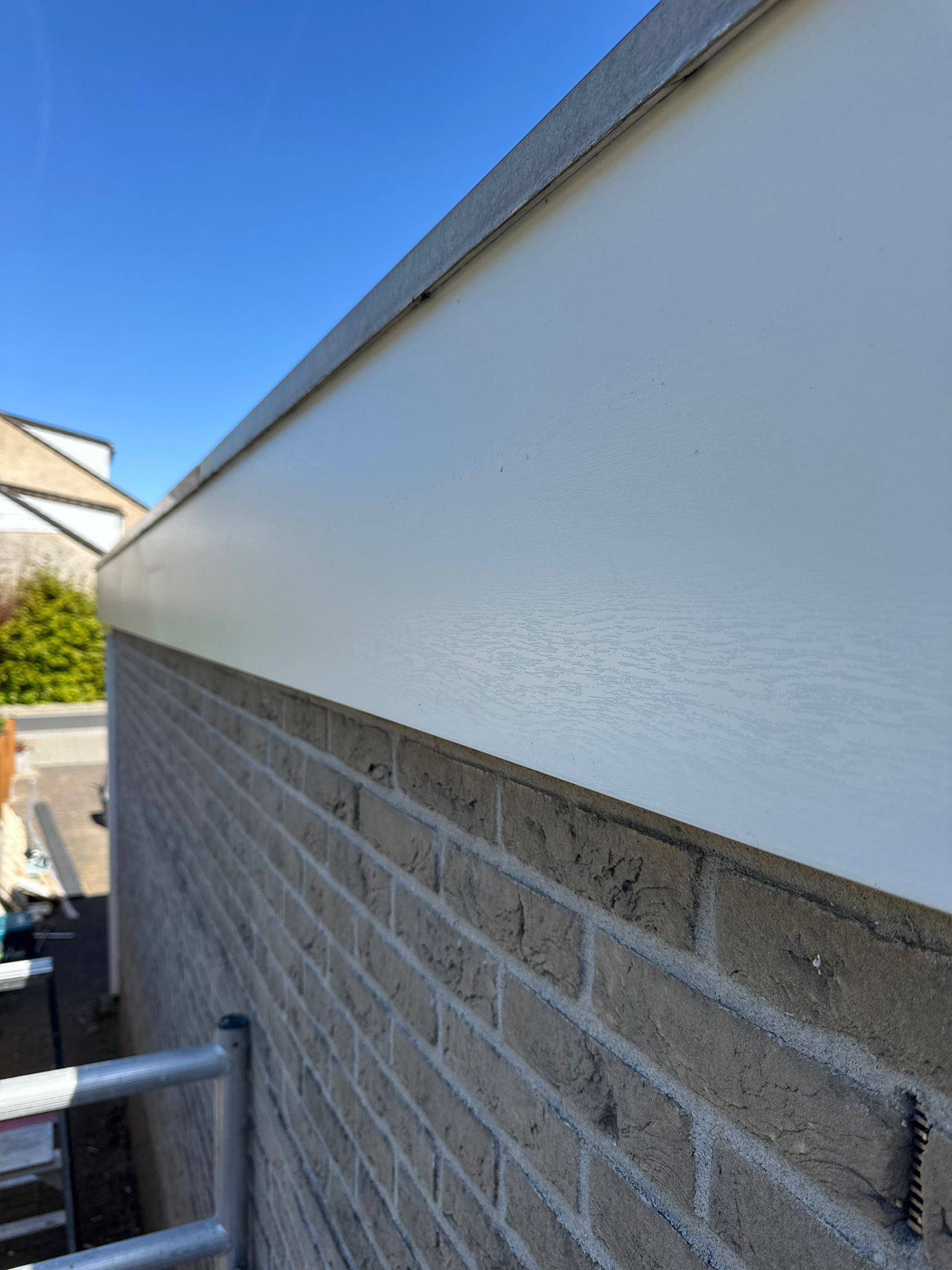 Bouwfase — witte daklijst en metselwerk close-up