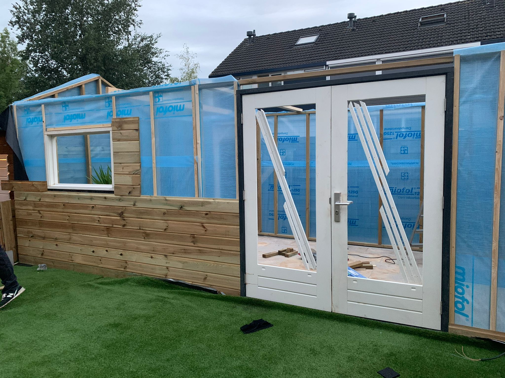 Bouwfase — gevel met isolatiefolie en dubbele deur