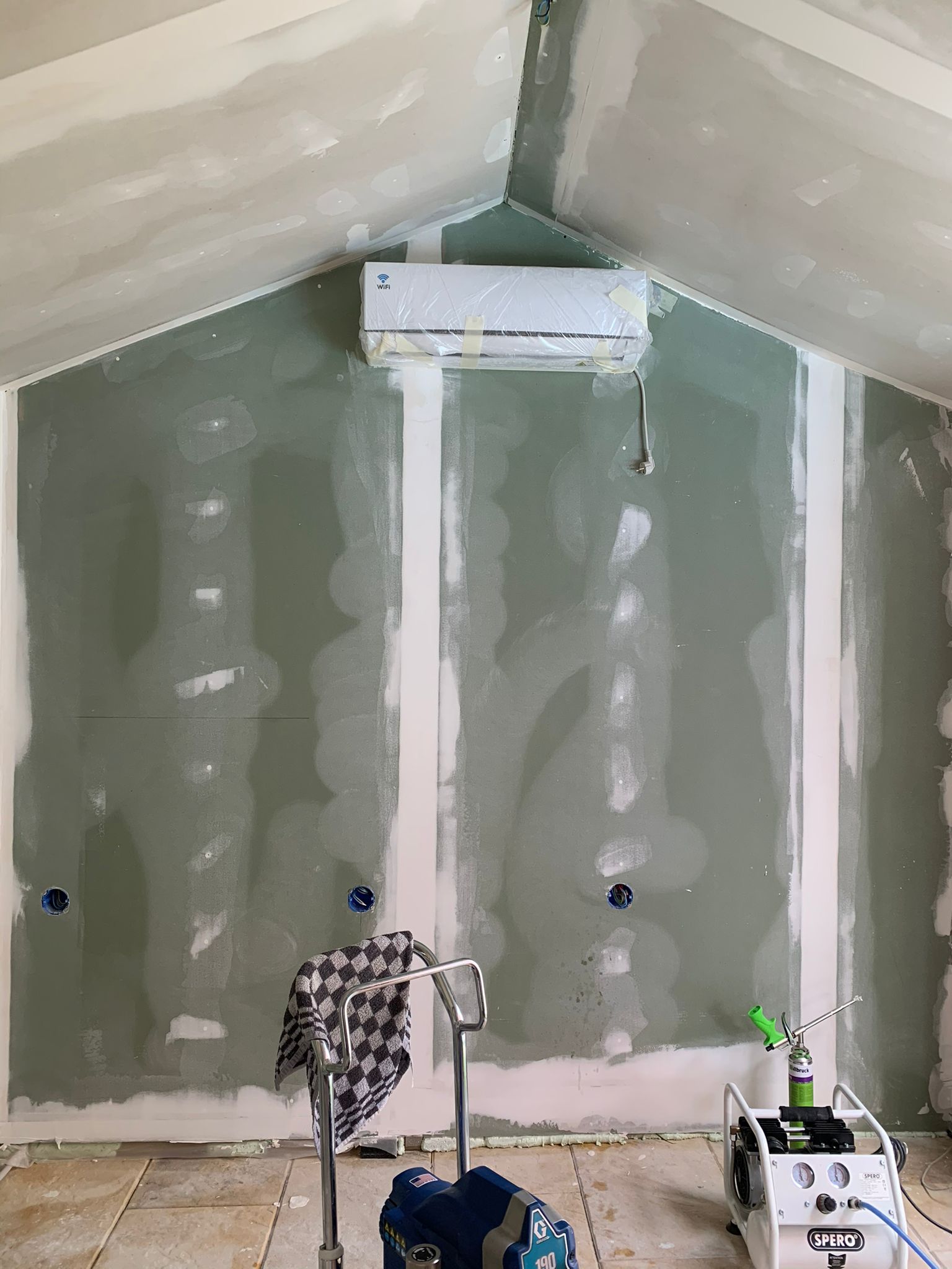 Bouwfase — gipsplaten en airco-installatie