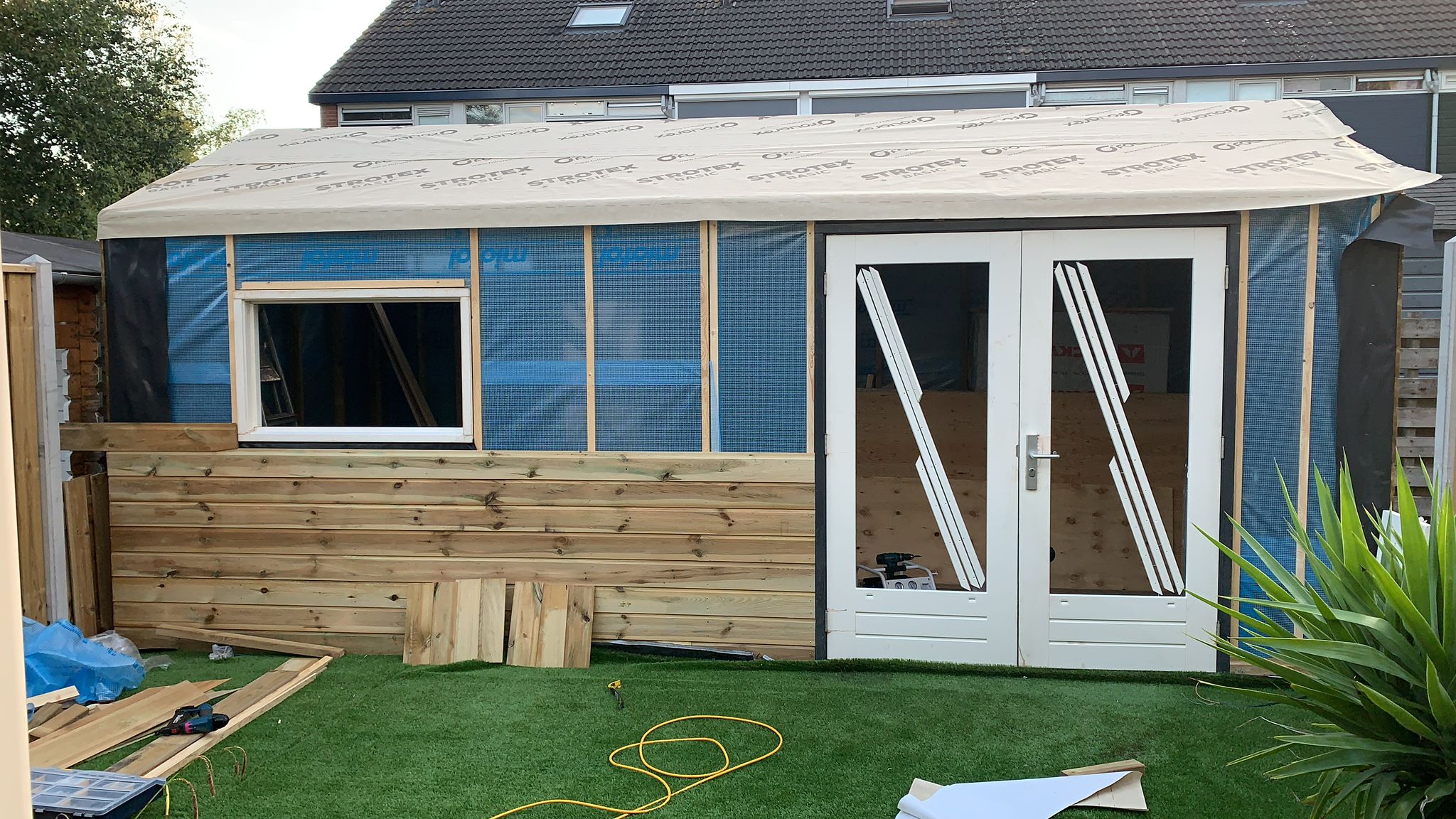 Bouwfase — interieur houtskelet met isolatie