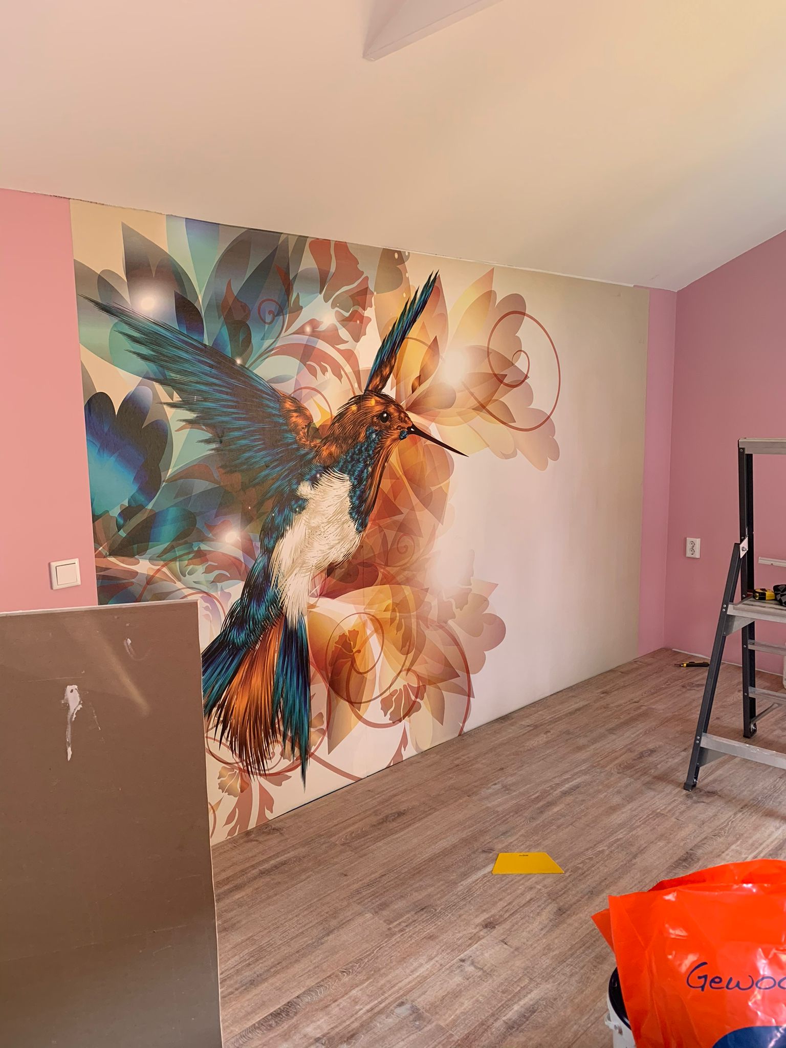 Interieur in aanbouw — wandschildering geplaatst