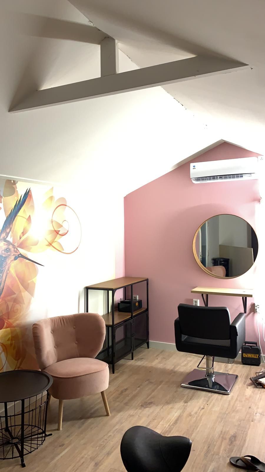 kapsalon wachtruimte — roze stoelen en wandschildering